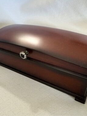 2009 Bombay Company Wood Jewelry Music Box. Works like new!